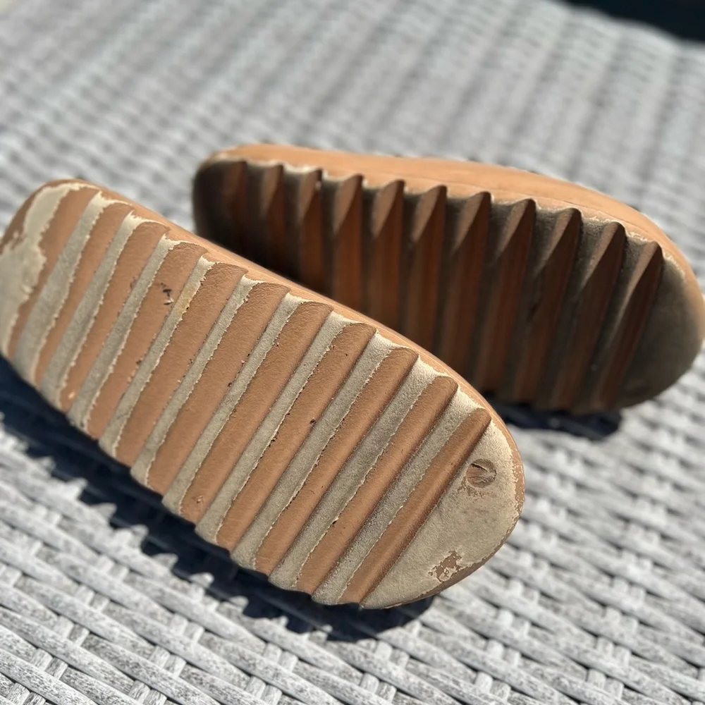 ✨LAST CHance ✨Faux Yeezy Slides Size 37/7